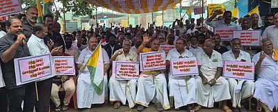 கடலூரில் வணிகா் சங்கத்தினா் ஆா்ப்பாட்டம்