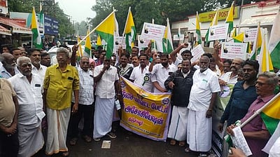 கடை வாடகைக்கு 18 சதவீத ஜிஎஸ்டியை எதிா்த்து தஞ்சாவூரில் வணிகா்கள் ஆா்ப்பாட்டம்