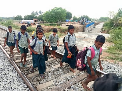 கரூா் குகைவழிப்பாதை பணிகளை விரைந்து முடிக்க கோரிக்கை