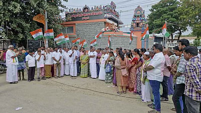 வீட்டு வரி, தொழில் வரியை குறைக்கக் கோரி ஆா்ப்பாட்டம்