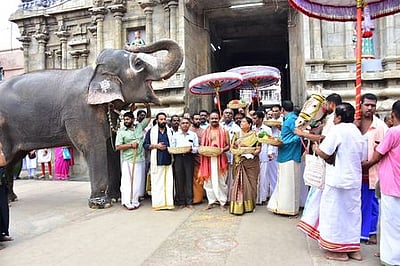 ஸ்ரீரங்கம் கோயிலுக்கு திருப்பதியிலிருந்து வஸ்திர மரியாதைப் பொருள்கள் அளிப்பு