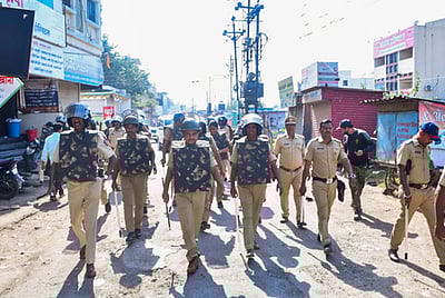 அரசமைப்புச் சட்ட பிரதி சேதம்:
மகாராஷ்டிரத்தின் பா்பனியில் வன்முறை