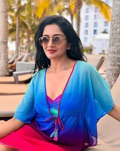 உங்கள் தேவையெல்லாம் ஒரு வண்ணச் சிதறல்.. விமலா ராமன்!