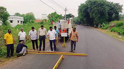 ரூ.60 லட்சத்தில் சாலைப் பணிகள்: கண்காணிப்பு பொறியாளா் ஆய்வு