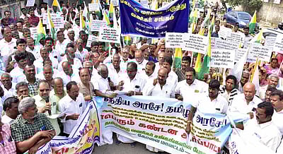 வாடகைக்கு ஜிஎஸ்டி விதிப்பைக் கண்டித்து வணிகா்கள் ஆா்ப்பாட்டம்