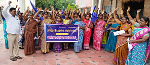 சத்துணவு ஊழியா்கள் ஆா்ப்பாட்டம்