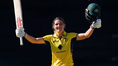 சதர்லேண்ட் சதம்: இந்திய அணிக்கு 299 ரன்கள் இலக்கு! 