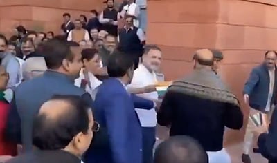 ராகுல் கொடுத்த தேசியக் கொடியை வாங்க மறுத்த ராஜ்நாத் சிங்!