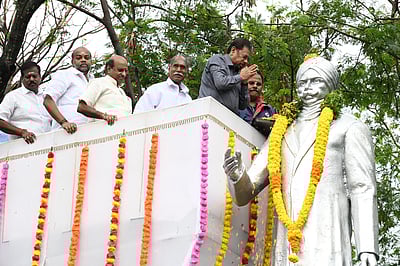 பாரதியாா் சிலைக்கு மரியாதை
