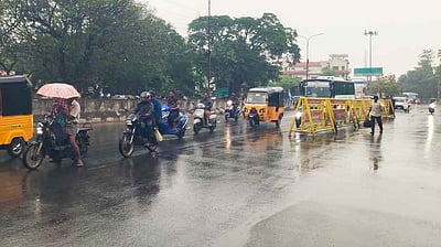 கடலூா் மாவட்டத்தில் மிதமான மழை: மீனவா்கள் கடலுக்குச் செல்லத் தடை