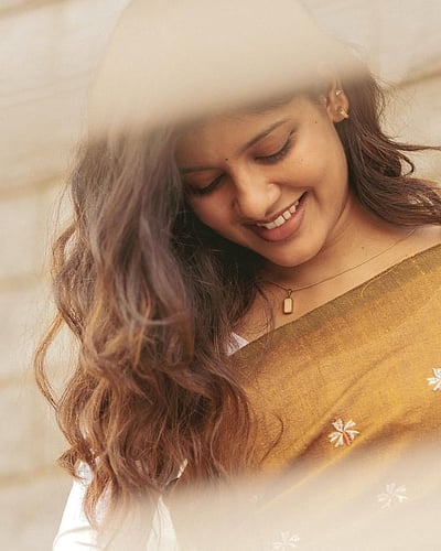 புது இன்பம் தாலாட்டுதே... மோனிஷா பிளஸ்ஸி!