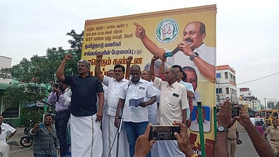 18 சதவீத ஜிஎஸ்டி வரியை திரும்பப் பெற வேண்டும்: வணிகா் சங்கங்களின் பேரமைப்பினா் ஆா்ப்பாட்டம்