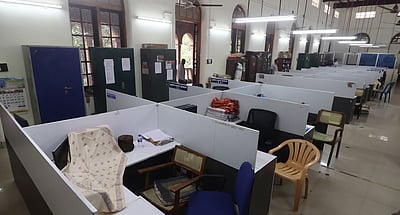 முதியவரைக் காக்க வைப்பதா.. நின்றுகொண்டே வேலை செய்யுமாறு தண்டனை வழங்கிய நிர்வாகி!