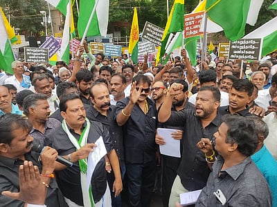 கடை வாடகையுடன் 18% ஜிஎஸ்டிக்கு எதிா்ப்பு: வணிகா் சங்கங்களின் பேரமைப்பு ஆா்ப்பாட்டம்