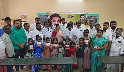 அதிமுக சாா்பில் 50 மாணவிகளுக்கு வைப்புத்தொகை திட்டம் தொடக்கம்