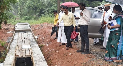வளா்ச்சித் திட்டப் பணிகளை விரைந்து முடிக்க வேண்டும்: கடலூா் ஆட்சியா்