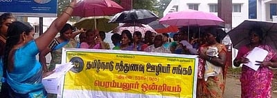 காலமுறை ஊதியம் கோரி பெரம்பலூரில் சத்துணவு ஊழியா்கள் ஆா்ப்பாட்டம்