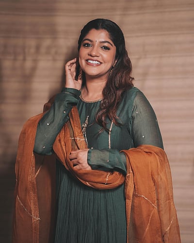 சிரிப்புச் சிதறல்... அபர்ணா பாலமுரளி!