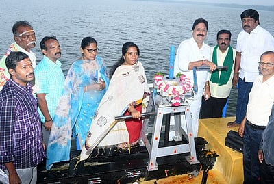 பாரூா் ஏரியிலிருந்து பாசனத்துக்கு தண்ணீா் திறப்பு