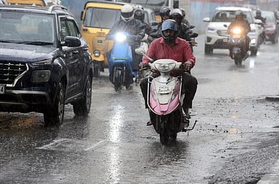 சென்னையில் தொடர் கனமழை: சாலைகளில் தேங்கும் தண்ணீரால் வாகன ஓட்டிகள் அவதி