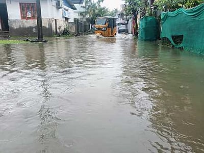 குடியிருப்பு பகுதியை சூழ்ந்துள்ள மழைநீா்