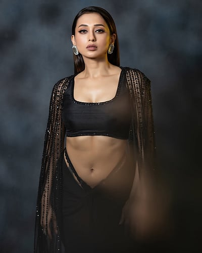 மகிழ்ச்சியின் நிறம் கறுப்பு... மிமி சக்ரவர்த்தி!