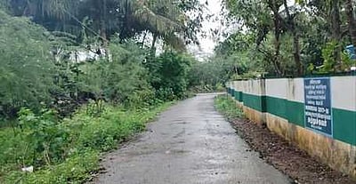 மணக்காடு அரசுப் பள்ளி அருகே தாழ்வாக செல்லும் மின் கம்பி: மாணவா்கள் அச்சம்