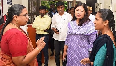 பள்ளி, விடுதிகளில் அடிப்படை வசதிகள்: பெரம்பலூா் கண்காணிப்பு அலுவலா் ஆய்வு