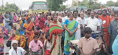 வெள்ள நிவாரணம் கோரி கிராம மக்கள் சாலை மறியல்