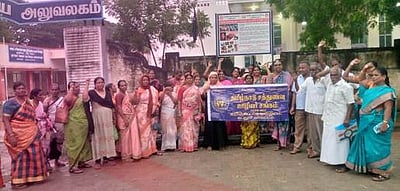 சத்துணவுப் பணியாளா்கள் ஆா்ப்பாட்டம்