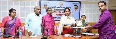 தமிழ் மொழியை சிறப்பாக கையாண்ட அரசு அலுவலா்களுக்கு பாராட்டு