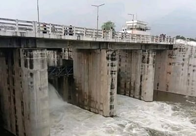 பிச்சாட்டூா் ஆரணியாறு நீா்த்தேக்கத்தில் உபரிநீா் வெளியேற்றம்: வெள்ள அபாய எச்சரிக்கை