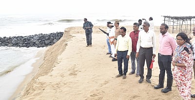 ஆற்றங்கரைகள் பலப்படுத்தும் பணி: கடலூா் ஆட்சியா் ஆய்வு