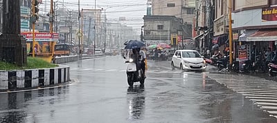 கரூரில் தொடா்மழை; இயல்பு வாழ்க்கை பாதிப்பு