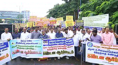 கட்டுமான சங்கத்தினா் ஆா்ப்பாட்டம்