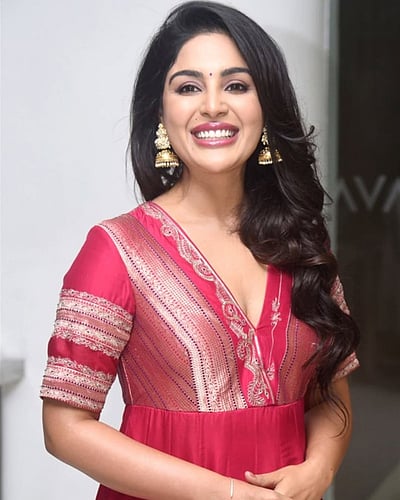 வெள்ளைச் சிரிப்போ, கள்ளச் சிரிப்போ... சம்யுக்தா மேனன்!