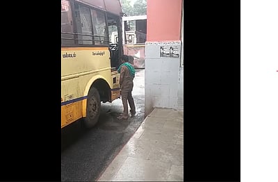 அரசு பேருந்திற்கு சிறுநீரால் அபிஷேகம் செய்த ஓட்டுநர்: வைரலாகும் அதிர்ச்சி விடியோ!