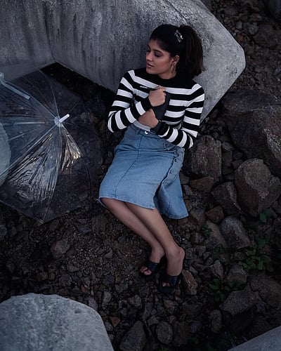 கலைகளிலே அவள் ஓவியம்..! மோனிஷா பிளெஸ்ஸி !