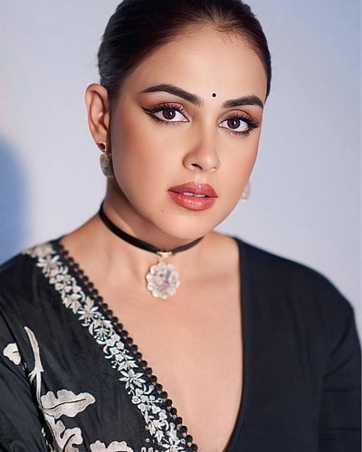 யாரென்று தெரிகிறதா... ஜெனீலியா!