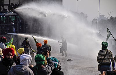 மூன்றாவது முறையாக விவசாயிகள் பேரணி தடுத்து நிறுத்தம்: கண்ணீா் புகை குண்டுவீச்சால் 18 பேர் காயம்