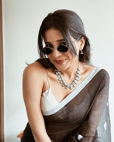 குறும்பு பார்வை... சாக்‌ஷி அகர்வால்!