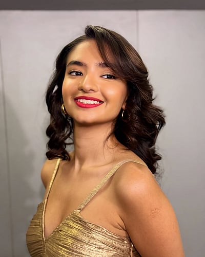 பொன் மின்னும் புன்னகை... அனுஷ்கா சென்!