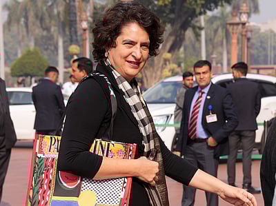 பாலஸ்தீன சின்னம் பொறித்த கைப்பையுடன் நாடாளுமன்றம் வந்த பிரியங்கா காந்தி!