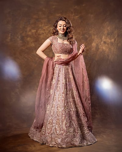 உன் விழிகளில்
விழுந்த நாள்களில்.. ஹன்சிகா!