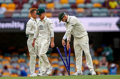 இந்திய பேட்டா்கள் தடுமாற்றம்; மழை பாதித்த 3-ஆம் நாள் ஆட்டம்