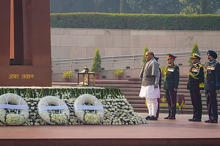 விஜய் திவஸையொட்டி, தில்லி போா் நினைவிடத்தில் முப்படைத் தளபதிகளுடன் மலா் வளையம் வைத்து மரியாதை செலுத்திய பாதுகாப்புத் துறை அமைச்சா் ராஜ்நாத் சிங்