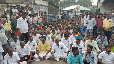 நிவாரணம் வழங்குவதில் பாரபட்சம்: கிராம மக்கள் மறியல்