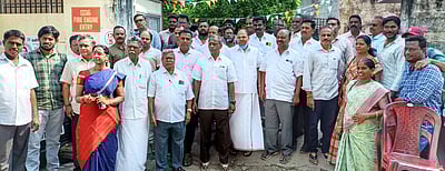 கடைகளை அடைத்து பத்திர எழுத்தா்கள் ஆா்ப்பாட்டம்