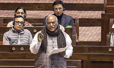 பிரதமர் மோடி கடந்த காலத்தில் வாழ்கிறார்: கார்கே