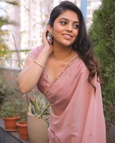 அழகோவியம் உயிரானதோ.. பாந்தவி ஸ்ரீதர் 